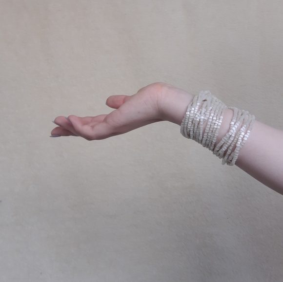 Silvery white beaded necklace - Picture 6 of 8